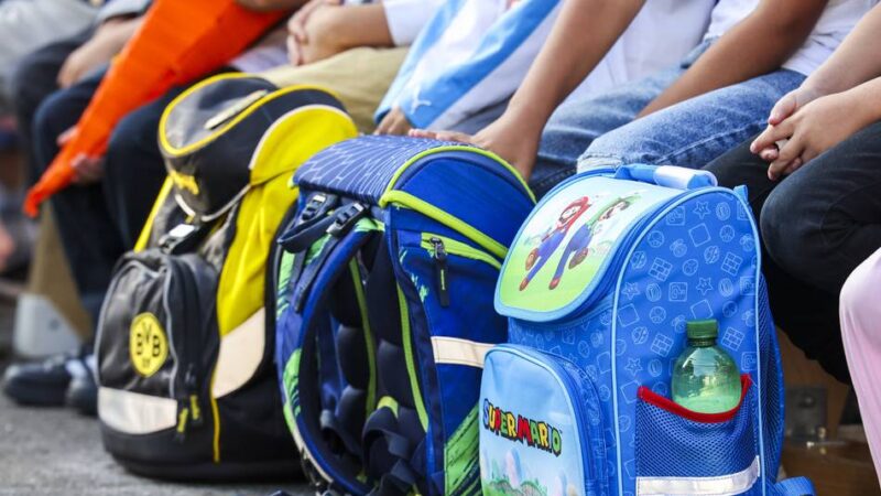 Der Kreis Mettmann verteilt ein nachhaltiges Hausaufgabenheft: 10.000 Möhrchenhefte für die Grund- und Förderschulen