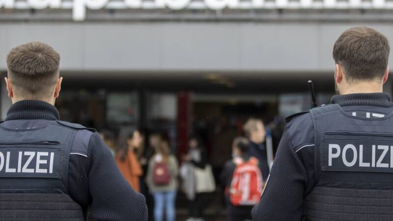 Staatsschutz ermittelt: 22-Jähriger wollte Reichskriegsflagge in Duisburg hissen