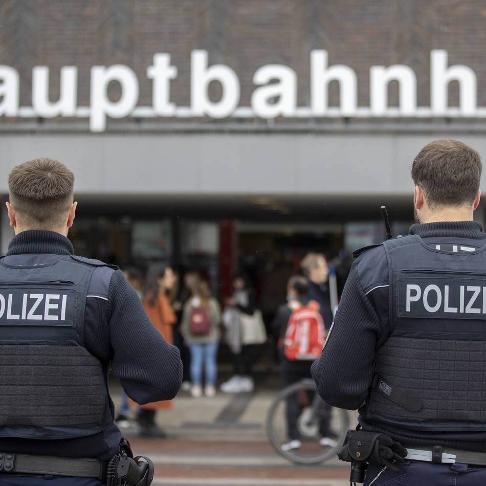 Staatsschutz ermittelt: 22-Jähriger wollte Reichskriegsflagge in Duisburg hissen