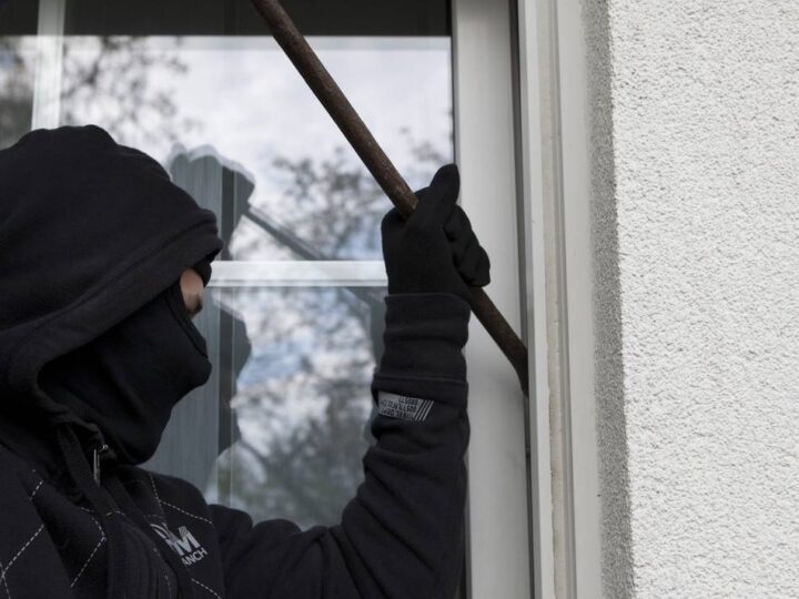 Zeugensuche in Leichlingen: Schmuck und Uhren aus Haus gestohlen