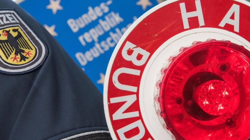 Grenzkontrolle an der A57: Rumäne mit offenem Haftbefehl erwischt – Bekannter zahlt Geldstrafe