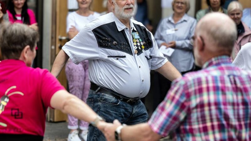 Ankerplatz in Langenfeld: Tanz und viele Gespräche beim „Markt der VielfALT“