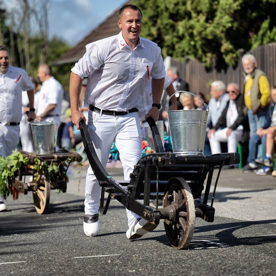 In Langenfeld: Kirmesjonge feiern Dorfkirmes voller Tradition, Musik und Freude