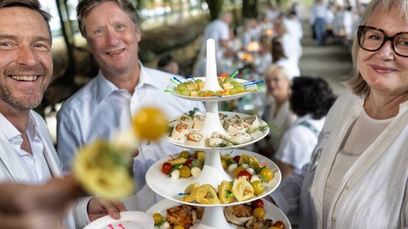 Protest in geselliger Runde: White Dinner für den Erhalt der Wiembachallee