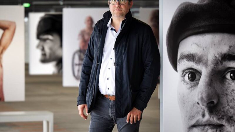 „Wounded – The Legacy of War“: Fotoausstellung von Bryan Adams in Monheimer Parkhaus endet