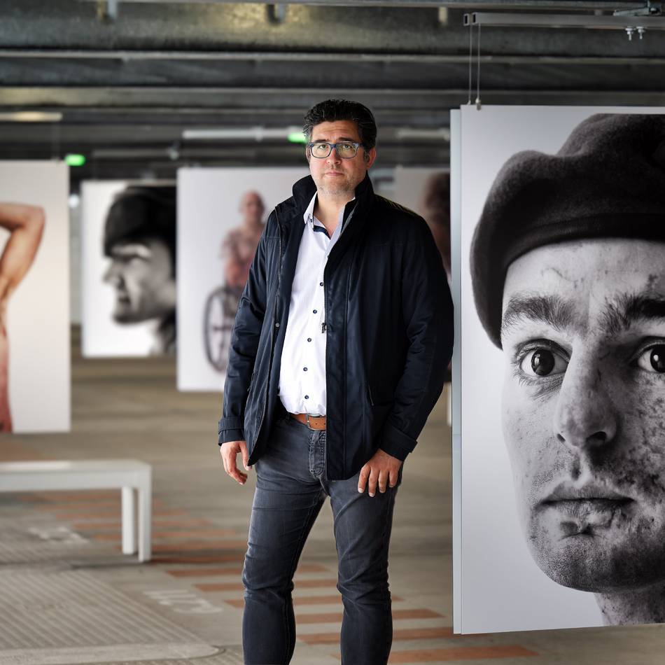 „Wounded – The Legacy of War“: Fotoausstellung von Bryan Adams in Monheimer Parkhaus endet
