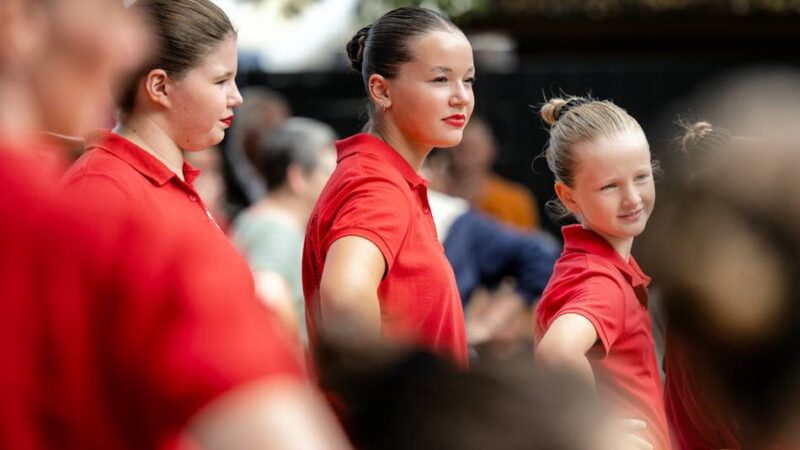 Hippegarde feiert auf dem Dorfplatz: Hippefest in Baumberg blieb vom Regen verschont