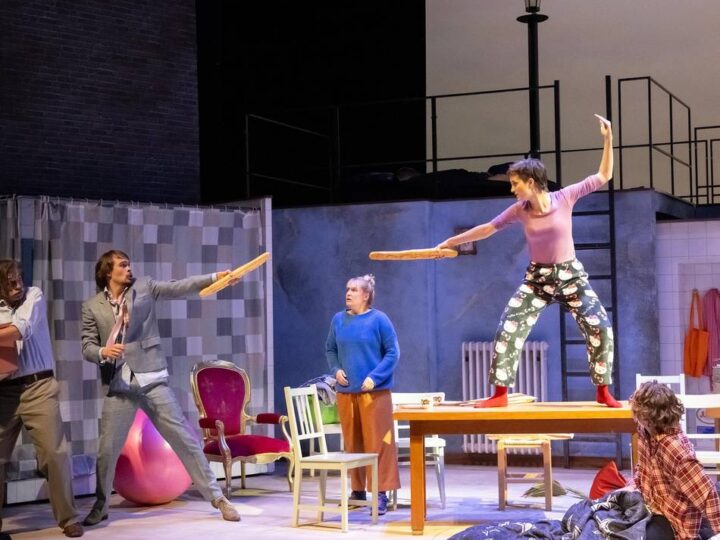 Theaterspielzeiteröffnung in Krefeld: Eine außerirdische Komödie mit Hase