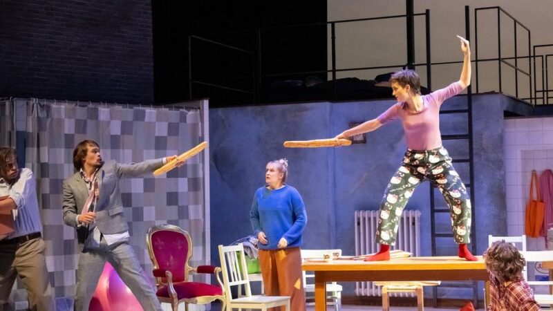 Theaterspielzeiteröffnung in Krefeld: Eine außerirdische Komödie mit Hase
