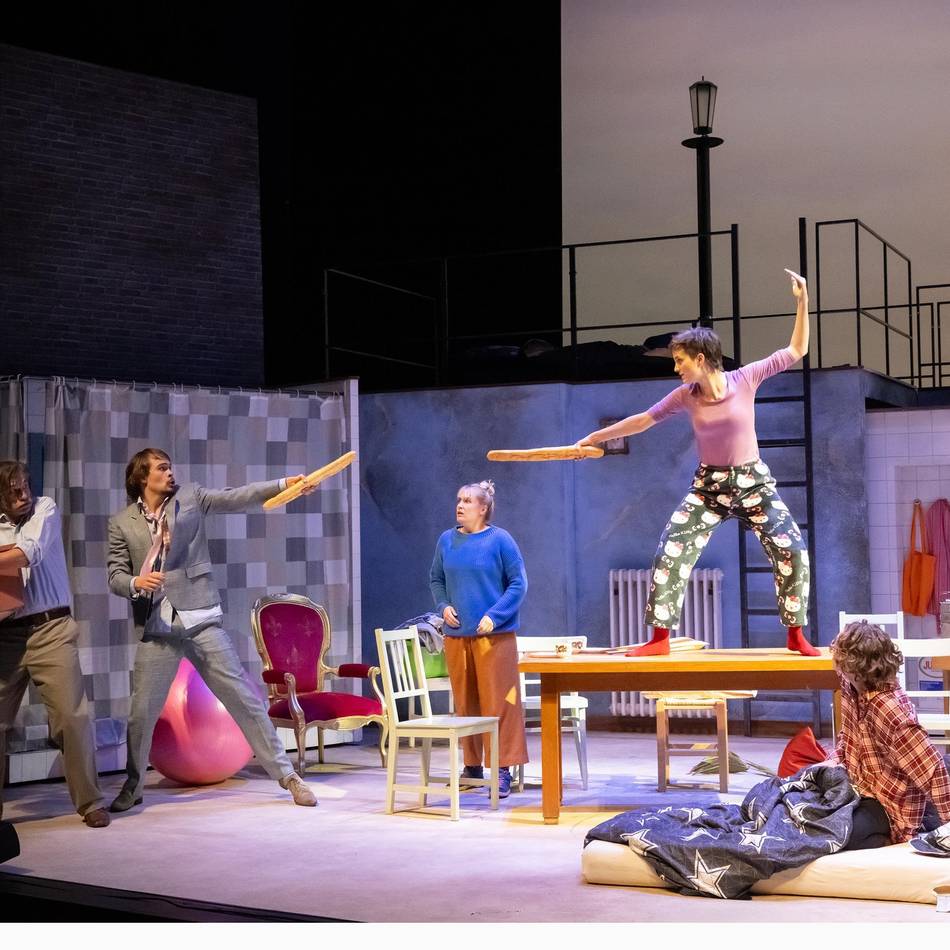 Theaterspielzeiteröffnung in Krefeld: Eine außerirdische Komödie mit Hase