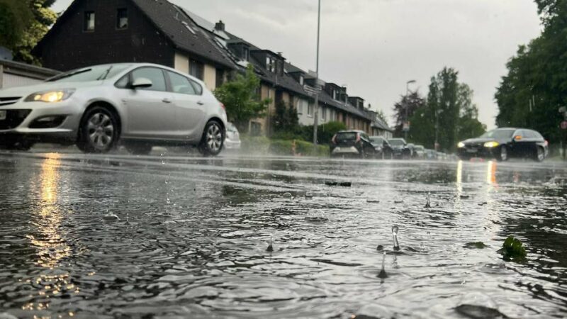 Überflutete Straßen, vollgelaufene Keller: Heftiger Starkregen in NRW – über 300 Einsätze in Mönchengladbach