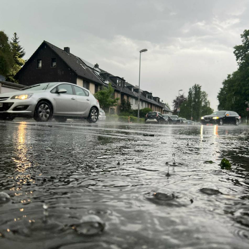 Überflutete Straßen, vollgelaufene Keller: Heftiger Starkregen in NRW – über 300 Einsätze in Mönchengladbach