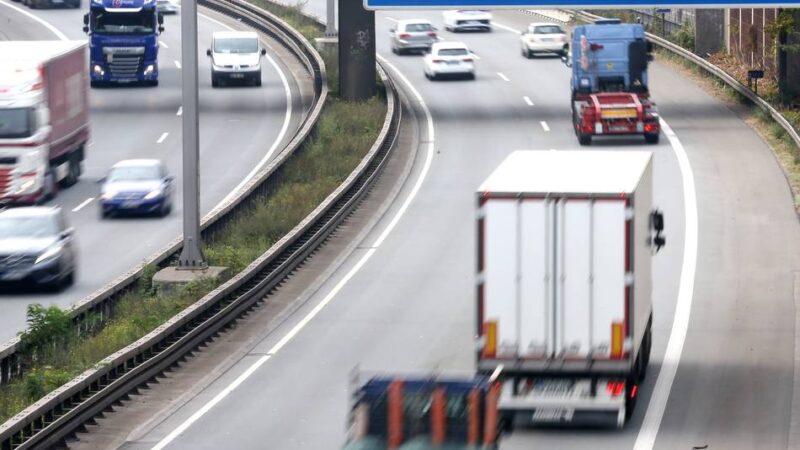 Duisburger Polizei sucht Zeugen: Unbekannte Jugendliche werfen Gegenstände auf die A59