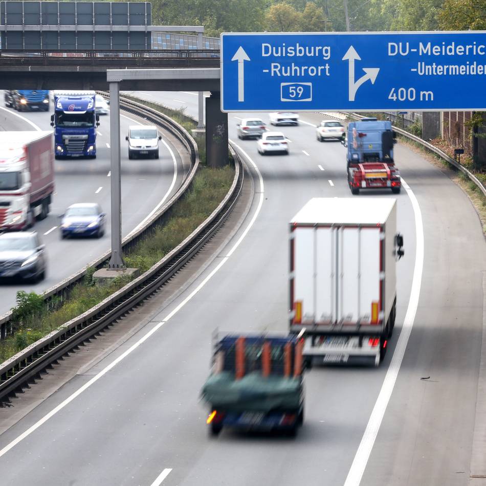 Duisburger Polizei sucht Zeugen: Unbekannte Jugendliche werfen Gegenstände auf die A59