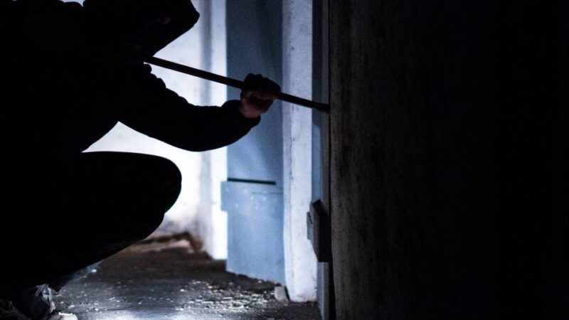 Täter stehlen Bargeld: Zeuge beobachtet Einbruch in Lebensmittelmarkt in Rheinberg