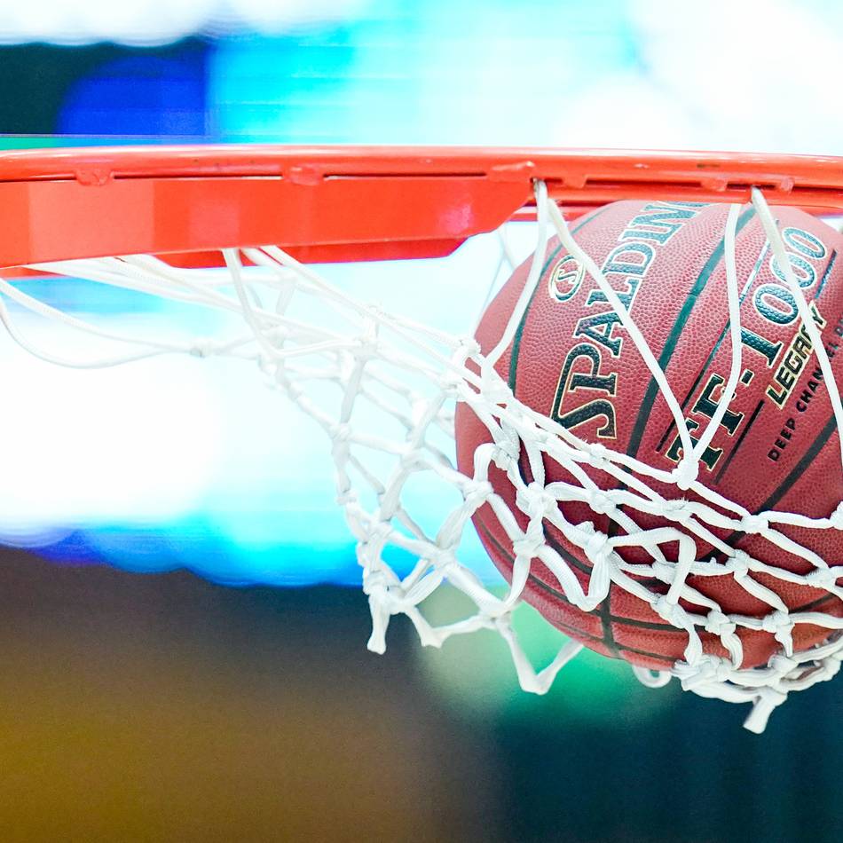 Auf den Spuren des Weltmeisters: Absenkbare Basketballkörbe für den TBW-Nachwuchs