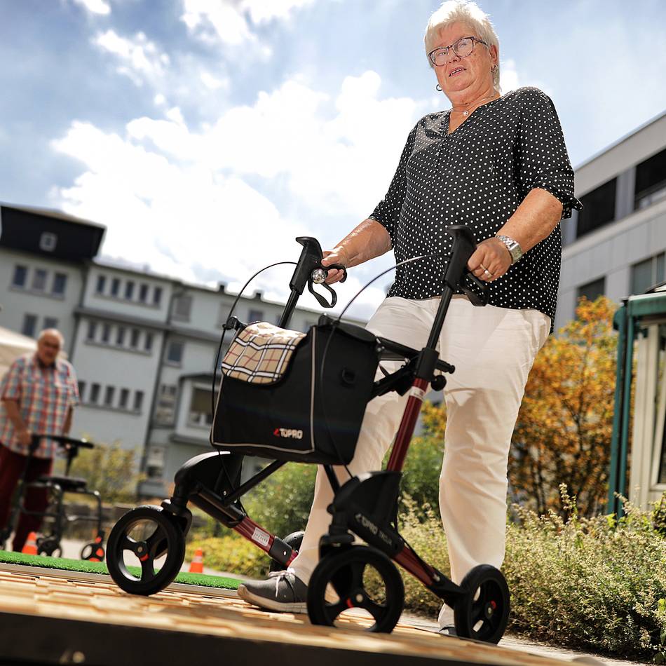 Die Polizei kommt zum Seniorentag nach Mettmann: Mit dem Rollator über einen Parcours am Königshof