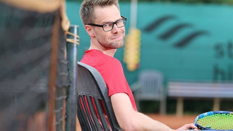 Ein Amateur scheitert mit Stil und Humor: „Wie kann man nur so schlechtes Tennis spielen?“