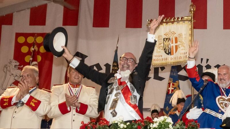 Sonntagabend im Festzelt : Volle Hütte und Jubel für den König beim Grenadierball in Neuss