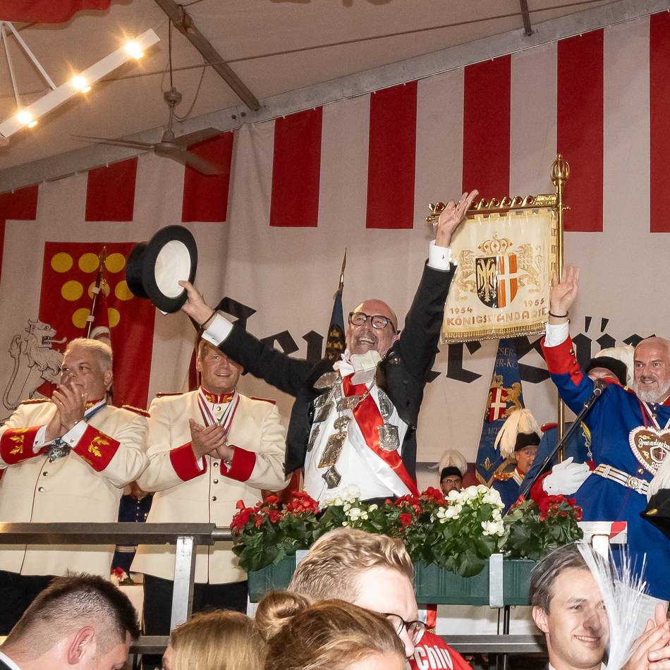 Sonntagabend im Festzelt : Volle Hütte und Jubel für den König beim Grenadierball in Neuss