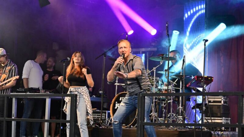 Stadtschützenfest 2025 in Mönchengladbach: Fans feiern „Just:is“ beim Altstadt-Open-Air