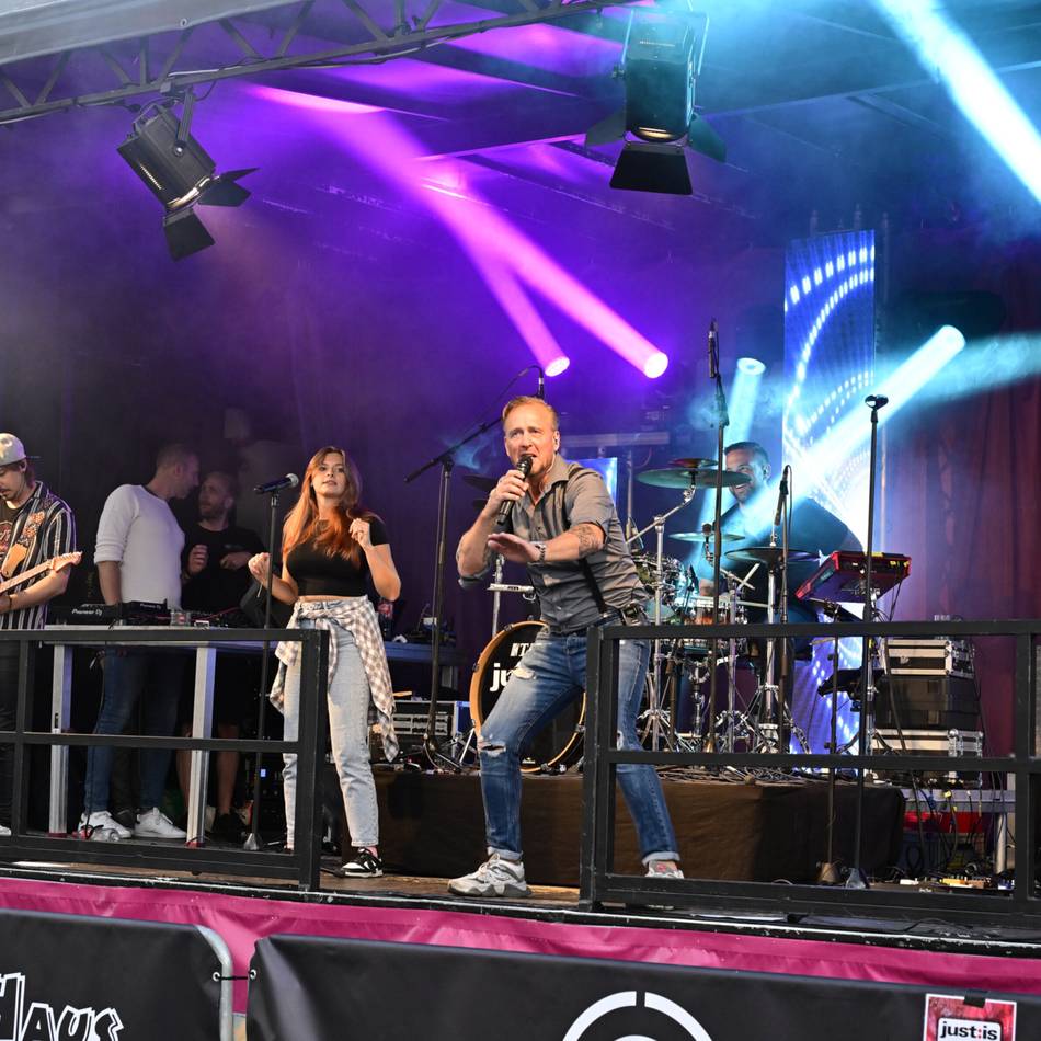 Stadtschützenfest 2025 in Mönchengladbach: Fans feiern „Just:is“ beim Altstadt-Open-Air
