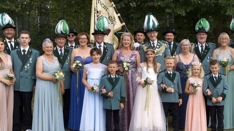 Schützenfest in Rheinberg: Schützenkönigin Regina präsentiert ihr Throngefolge