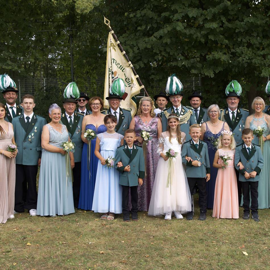 Schützenfest in Rheinberg: Schützenkönigin Regina präsentiert ihr Throngefolge