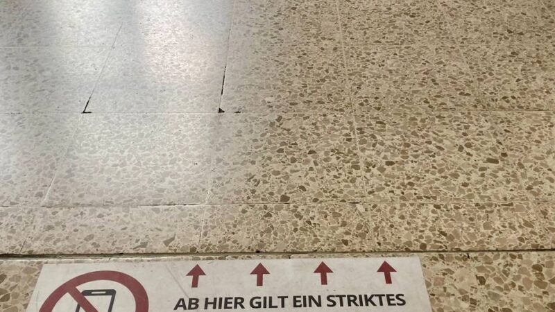 Schulen in Neuss verschärfen Handyverbot: „Bei Mobbing oder Konflikten – immer ist ein Handy im Spiel“
