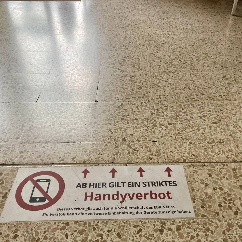 Schulen in Neuss verschärfen Handyverbot: „Bei Mobbing oder Konflikten – immer ist ein Handy im Spiel“