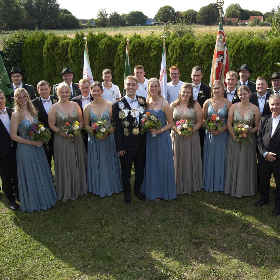 Schützenbruderschaft St. Ulrich Millingen: Das Königspaar Matthias und Lina präsentierte das Throngefolge