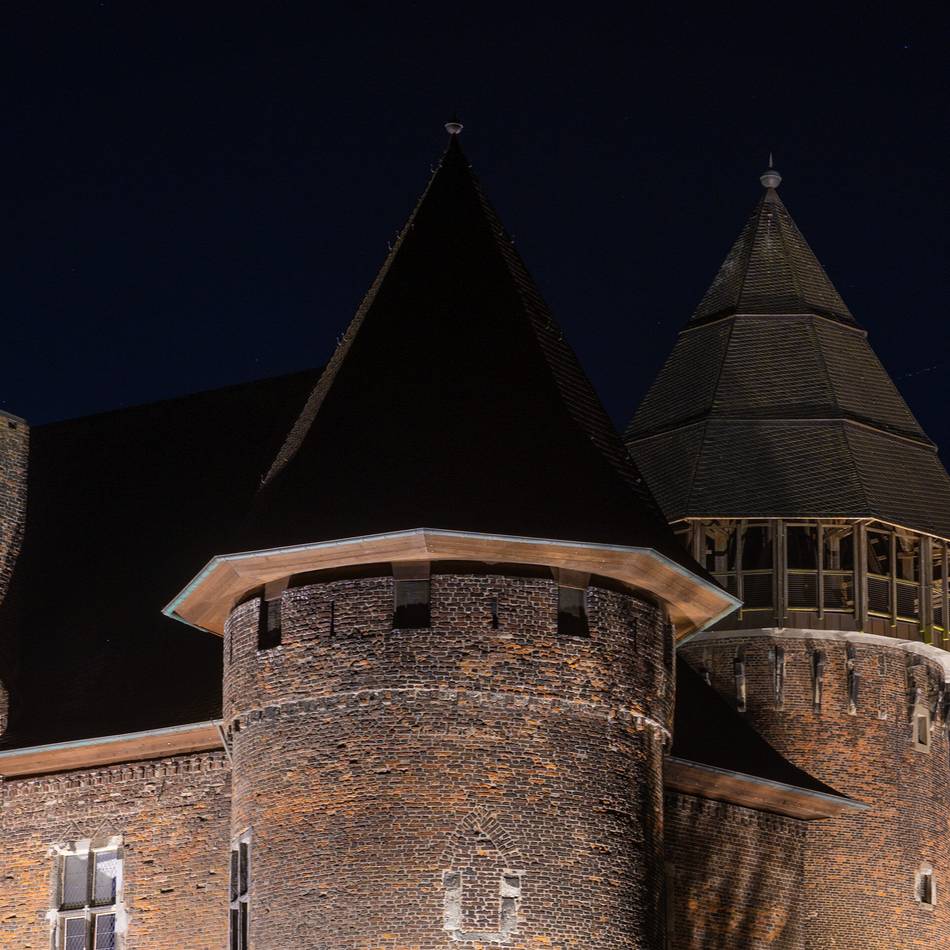Himmelsphänomen in Krefeld: Blutmond über der Burg Linn
