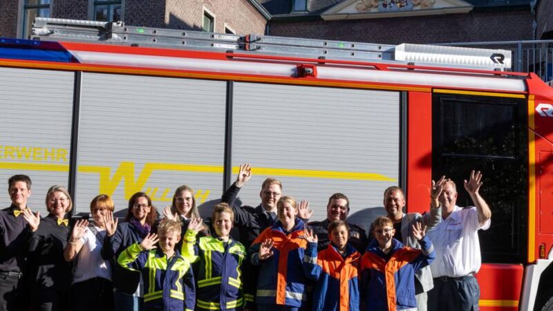 Spendenübergabe in Willich: „Die Krähen“ unterstützen die Jugendfeuerwehr