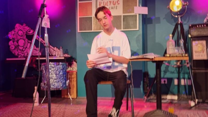 Comedyabend im Café Kultus: „Ist es deutsche Leitkultur, alles zu hassen, was nicht deutsch ist?“