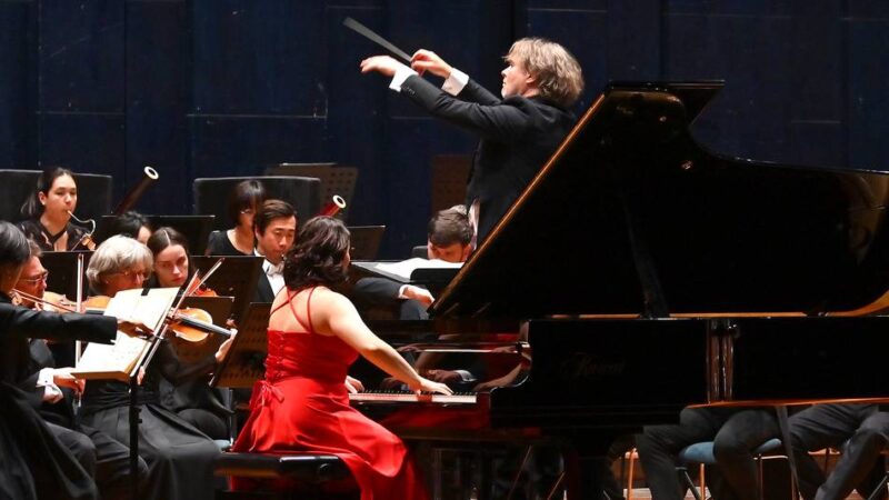 Klassik in Krefeld: Erstes Sinfoniekonzert begeistert mit Herbstklängen
