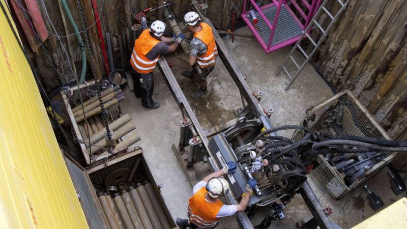 Großbaustelle in Rheinberg: Wie die neuen Kanalrohre in Vierbaum in die Erde kommen