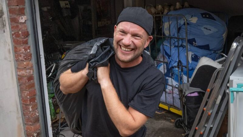 Entrümpelungsdienst in Neuss: „Wir finden Bananenkisten, NS-Orden und Sexspielzeug“