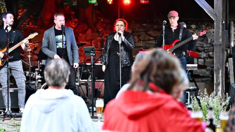 Konzert in Radevormwald: „Beatify“ rocken die Dorfgemeinschaft