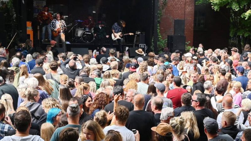 Herbstkirmes in Wermelskirchen: Newcomer „Johnny Rainbow“ bringen das Weinfest zum Beben