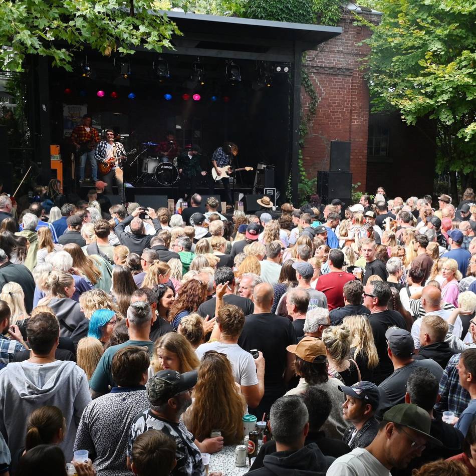 Herbstkirmes in Wermelskirchen: Newcomer „Johnny Rainbow“ bringen das Weinfest zum Beben