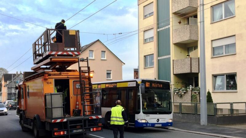 Lkw reißt Oberleitung ab: Fahrgäste in Solingen müssen nach Unfall in Obus ausharren