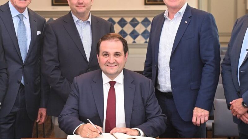 Kempen: Minister Nathanael Liminski trägt sich ins Gästebuch der Stadt Kempen ein