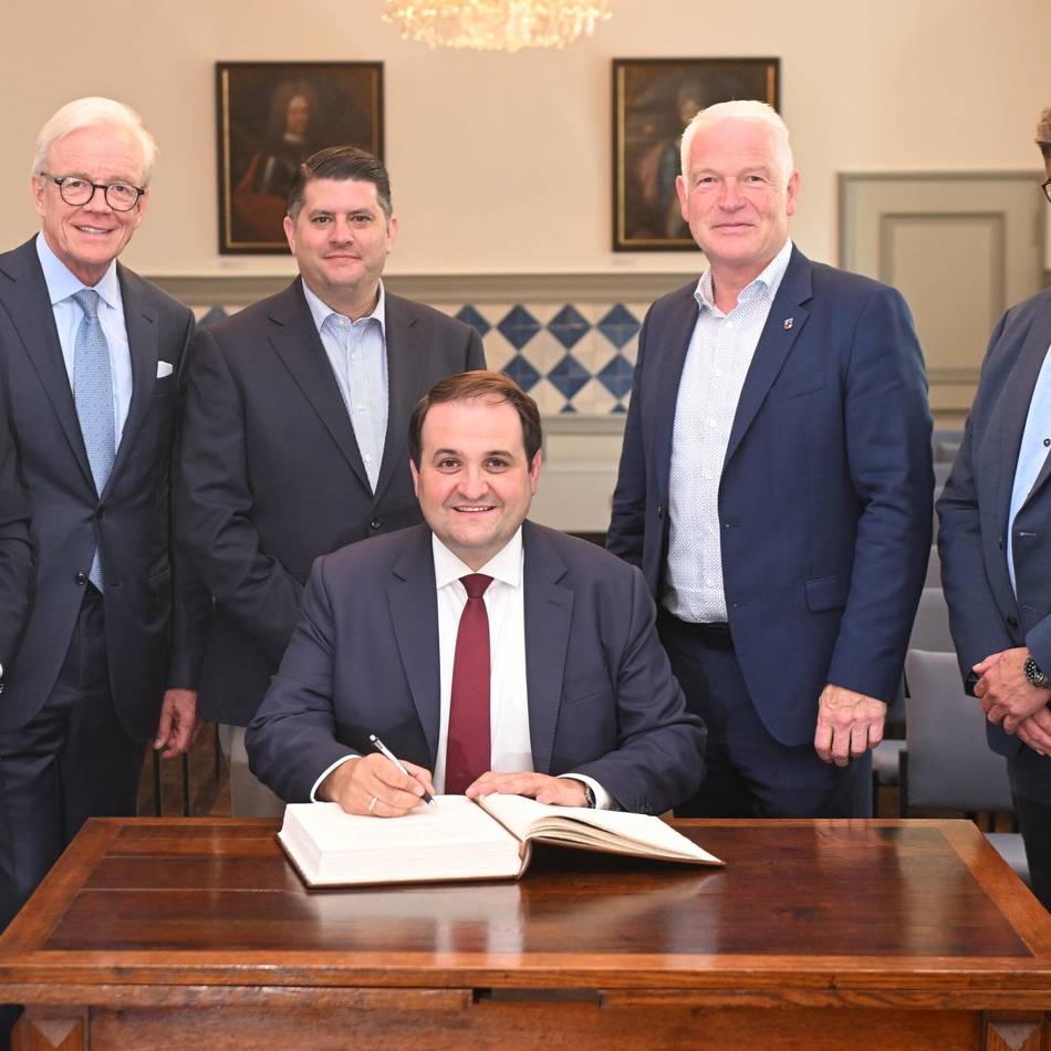 Kempen: Minister Nathanael Liminski trägt sich ins Gästebuch der Stadt Kempen ein