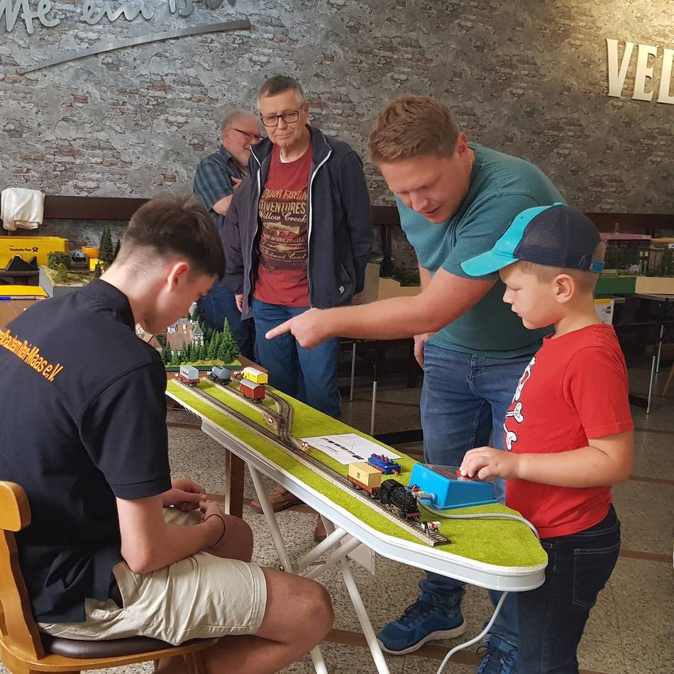 Stammtisch Niederrhein: Spiel-und Showtag der Modelleisenbahner