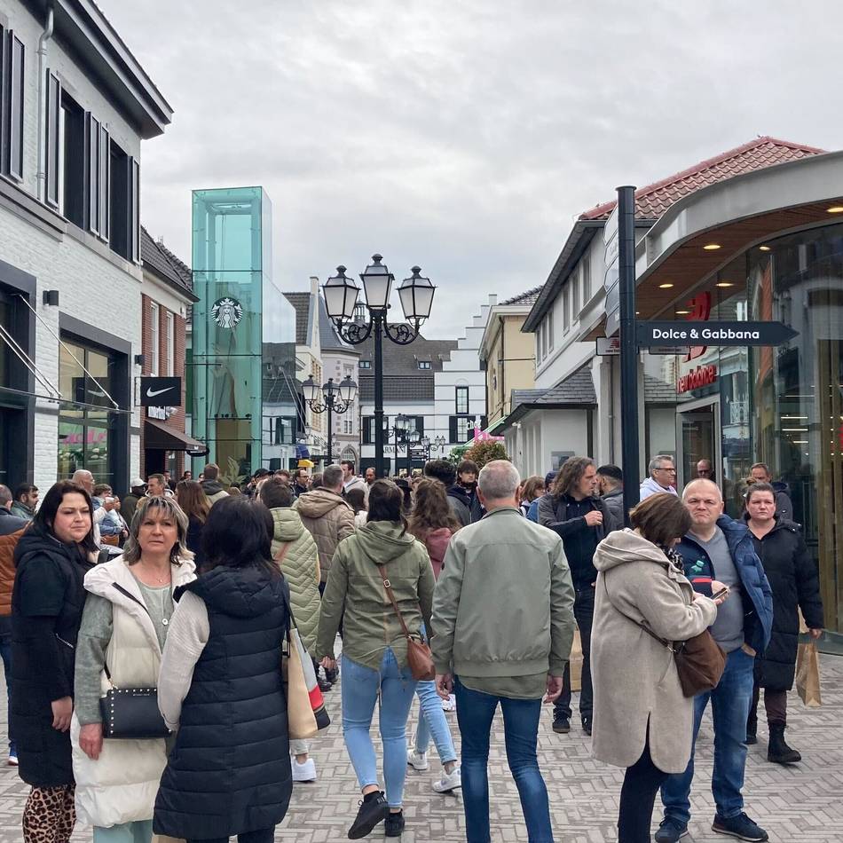Acht Millionen Besucher pro Jahr: Bahn drängt auf bessere Anbindung des Designer Outlets in Roermond