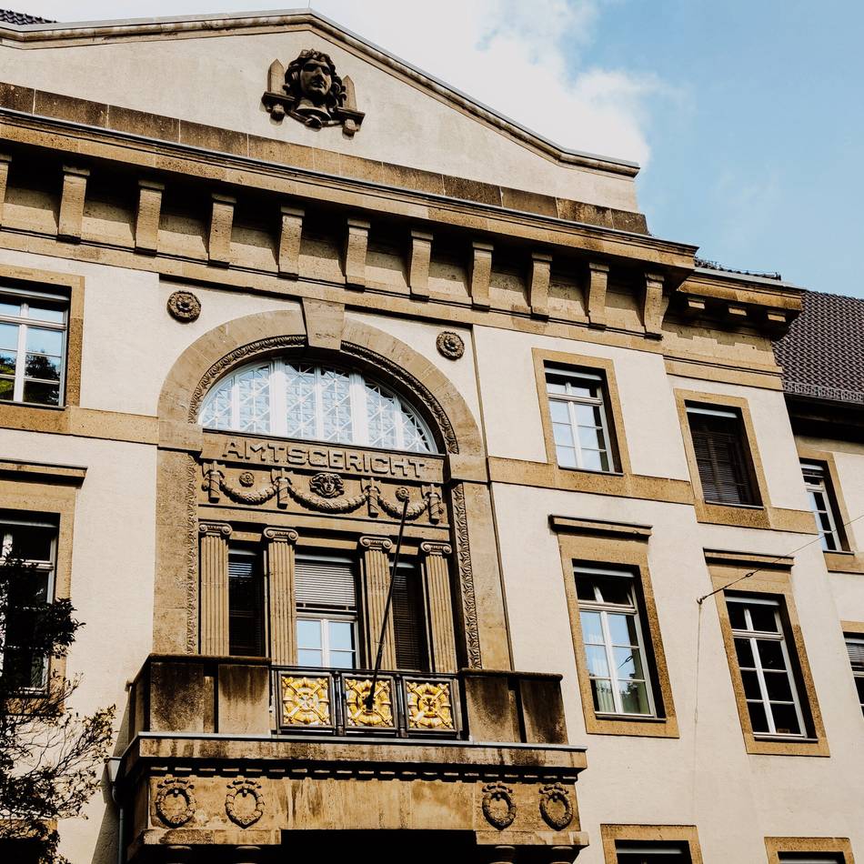 Urteil des Amtsgerichts Krefeld: Fenster und Türen nicht geliefert – Bewährungsstrafe