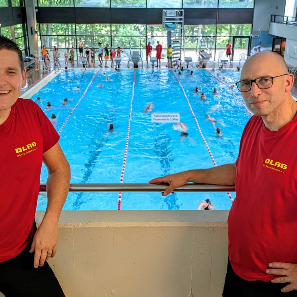 DLRG-Aktion in Wermelskirchen: Ein Schwimm-Marathon mit Botschaft