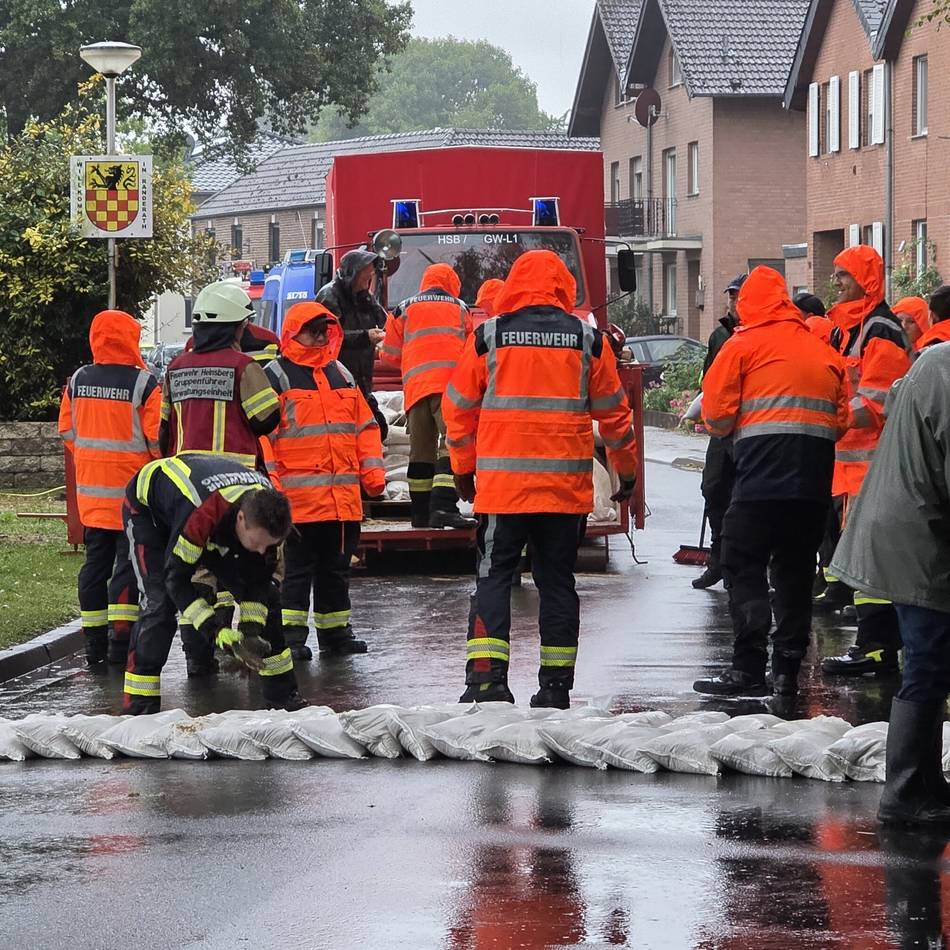 Starkregen im Kreis Heinsberg: Hochwassergefahr – Sandsäcke an der Wurm eingesetzt