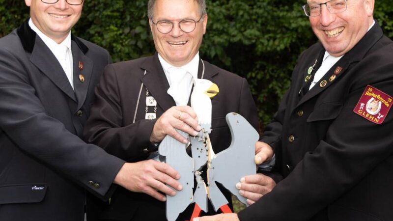 Neuer Schützenkönig in Korschenbroich-Glehn: Mit dem 67. Schuss holte Klaus Lohe den Vogel runter