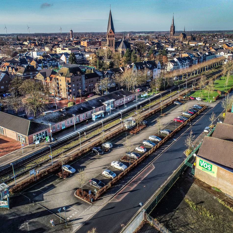Verspätungen beim Niersexpress nach besonderem Vorfall: Verwirrter Mann mit Eisenstange am Bahnhof in Kevelaer – Zugverkehr eingestellt